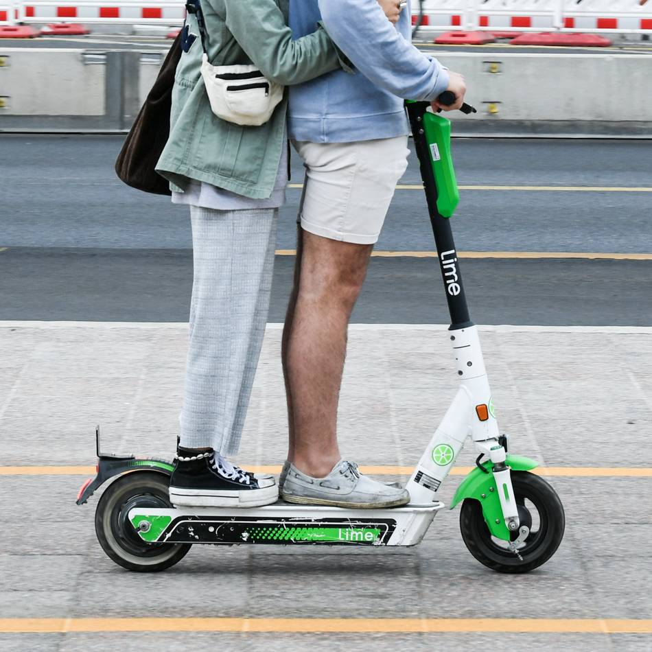 Unfall in Neuss: Zwei Teenager auf einem E-Scooter kollidieren mit Auto