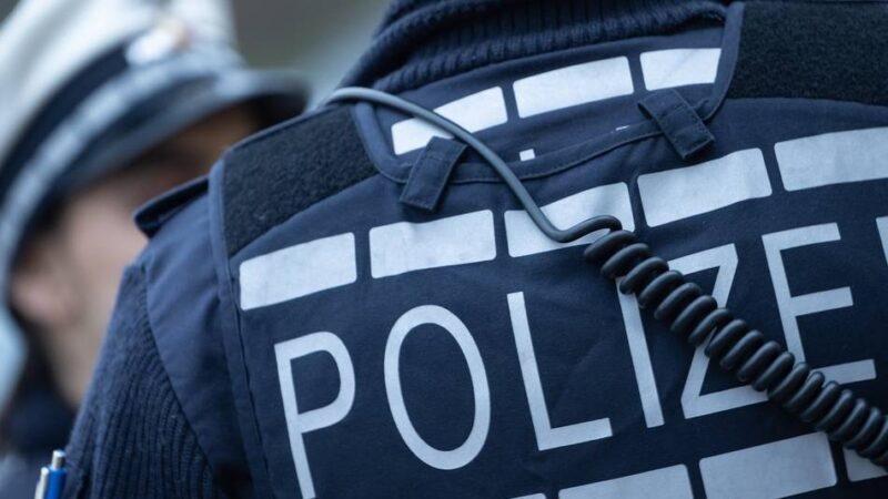 Festnahme in Alpen: Mutmaßliche Kabeldiebe flüchten zu Fuß – führerloser Transporter rammt Streifenwagen