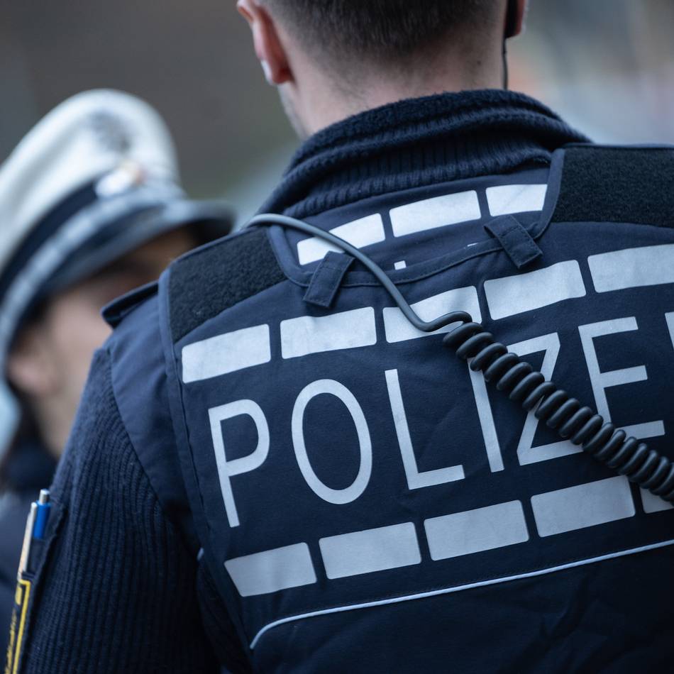 Festnahme in Alpen: Mutmaßliche Kabeldiebe flüchten zu Fuß – führerloser Transporter rammt Streifenwagen