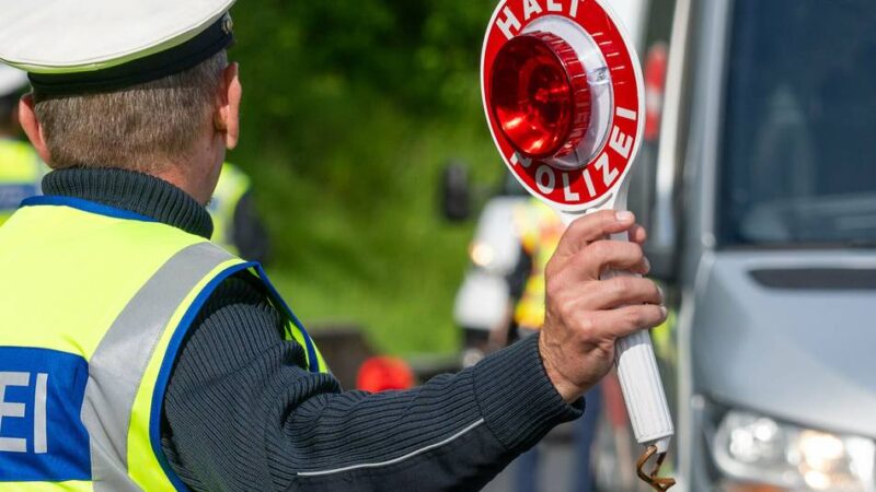 Verkehrskontrollen in Düsseldorf: Aufgetauter Fisch bei 30 Grad und ein schlagender Radfahrer