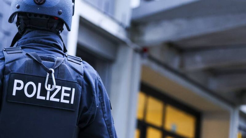 Betrüger verursachen 500.000 Euro Schaden: Großrazzia in fünf NRW-Städten gegen falsche Polizisten
