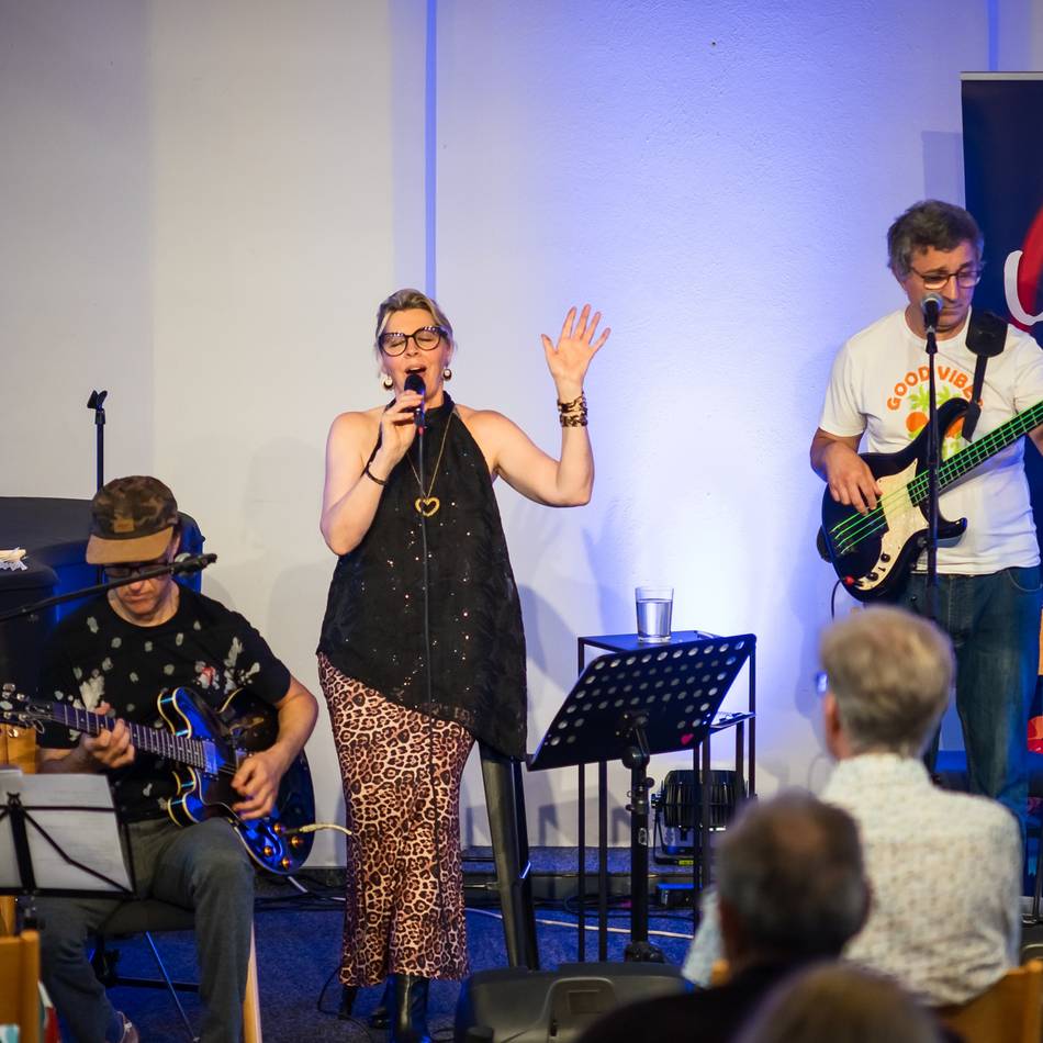 Musik in der Leonhardskapelle: „Jazz meets Rock & Pop“ sorgt für Gänsehaut und volle Reihen