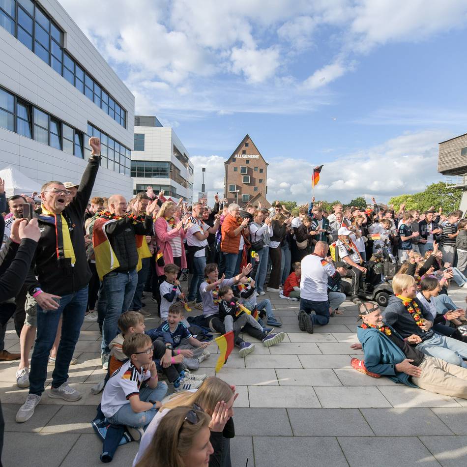 Public Viewing Fußball-WM 2026: Hunderte Fans feiern in Kleve das deutsche 7:1 gegen Curacao
