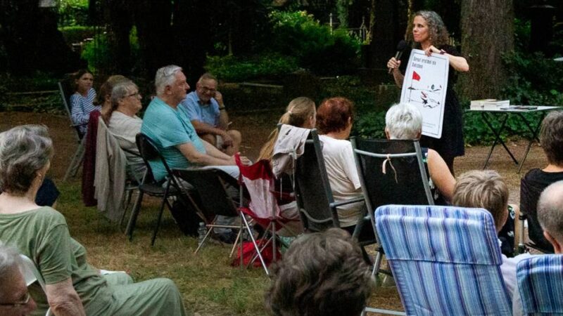 Mittsommernacht in Erkelenz : Erkelenzer Autoren lesen auf dem alten Friedhof