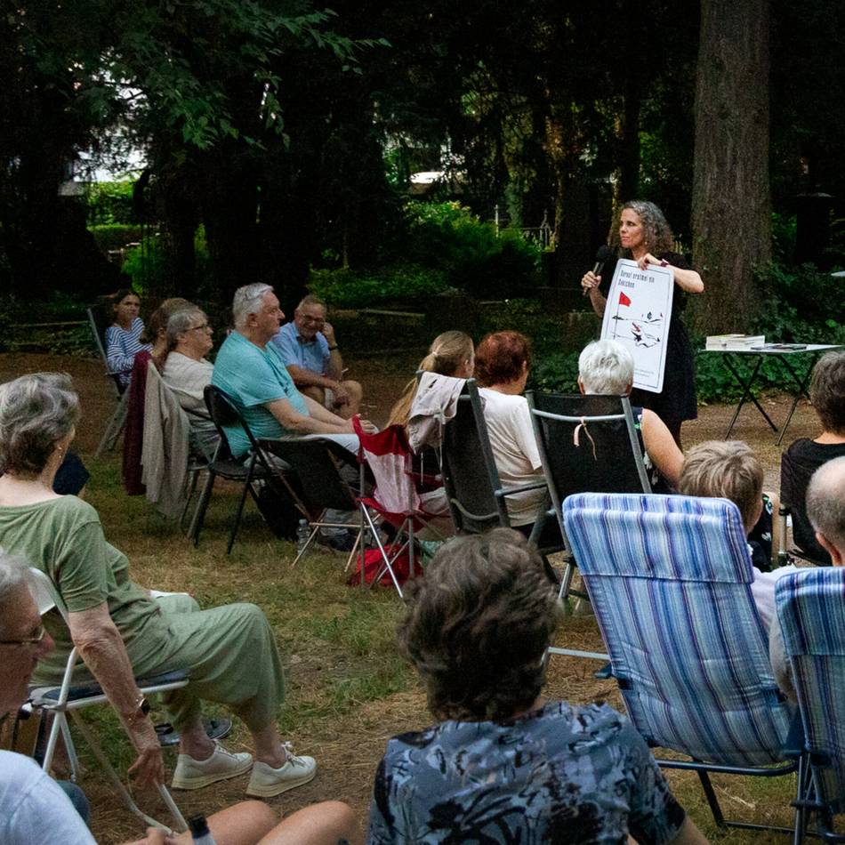 Mittsommernacht in Erkelenz : Erkelenzer Autoren lesen auf dem alten Friedhof