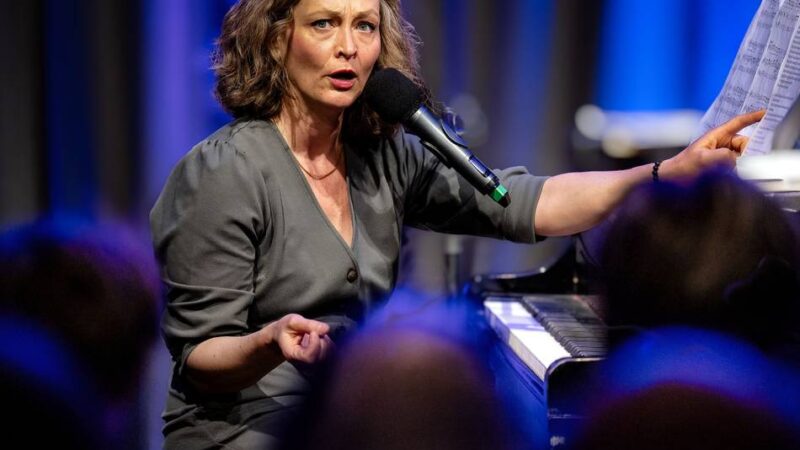 Kultur in Meerbusch: Von Demokratie, KI und Käsekuchen – Vorverkauf für den Kabarett-Herbst läuft