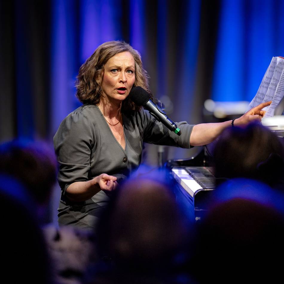 Kultur in Meerbusch: Von Demokratie, KI und Käsekuchen – Vorverkauf für den Kabarett-Herbst läuft