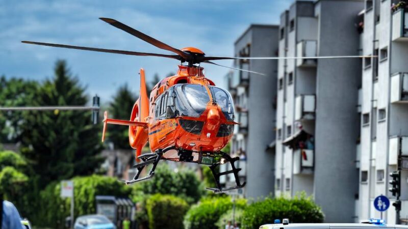 Notfall in Richrath: Rettungshubschrauber landet auf Kreuzung in Langenfeld