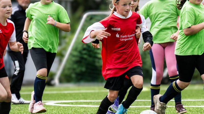 Mädchenfußball in Langenfeld: Alle zehn Grundschulen kämpfen um den Wanderpokal