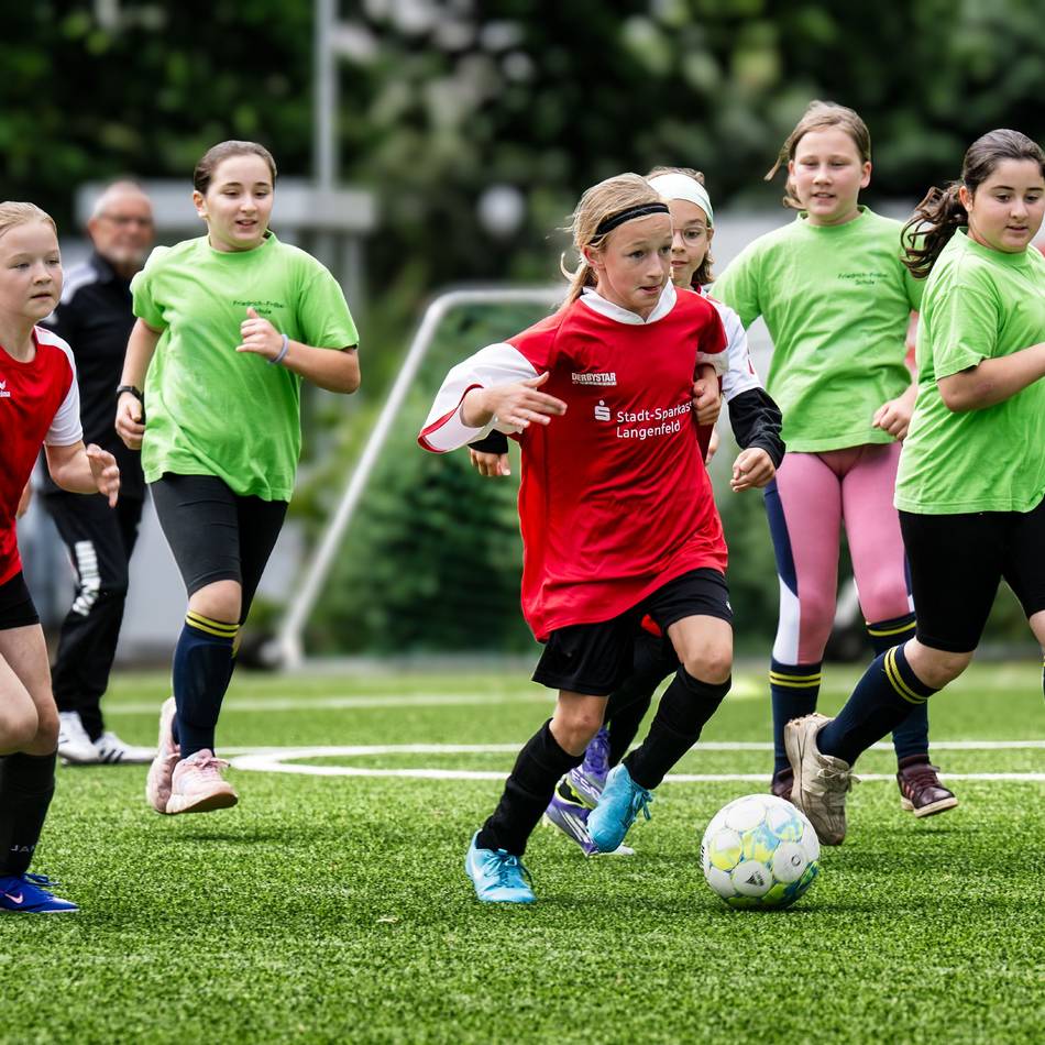 Mädchenfußball in Langenfeld: Alle zehn Grundschulen kämpfen um den Wanderpokal