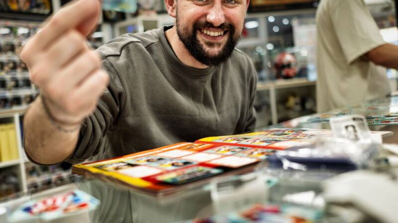 B-Brothers in Langenfeld: Panini-Bilder zur WM 2026 – „Momentan rennen sie uns die Bude ein“