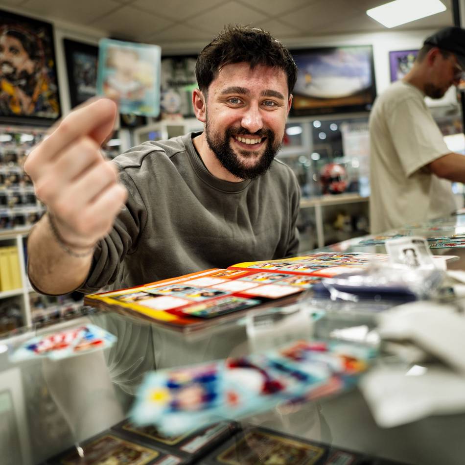B-Brothers in Langenfeld: Panini-Bilder zur WM 2026 – „Momentan rennen sie uns die Bude ein“