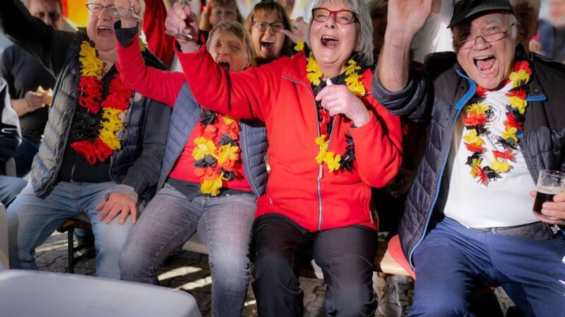 WM-Rudelgucken in Langenfeld: „Keiner fühlt sich allein“ – Nachbarn leben Zusammenhalt