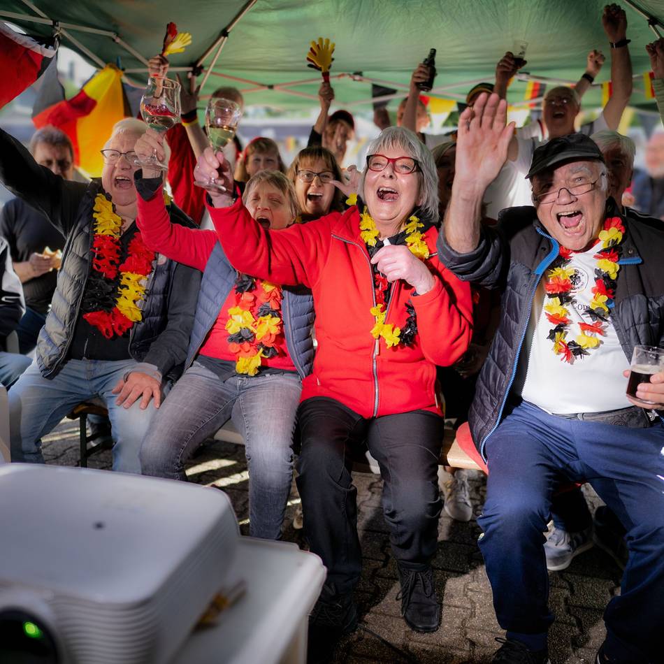 WM-Rudelgucken in Langenfeld: „Keiner fühlt sich allein“ – Nachbarn leben Zusammenhalt