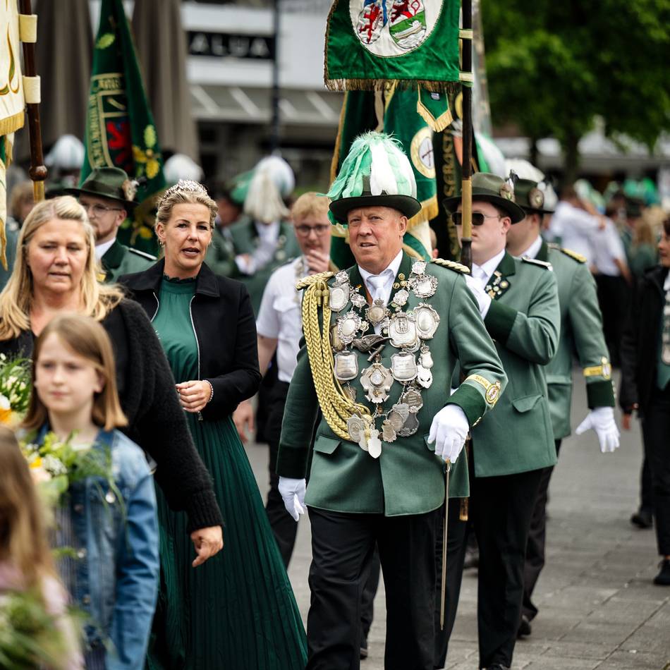 Sankt-Sebastianus-Schützenbruderschaft : Festumzug der Immigrather Schützen durch die Stadt