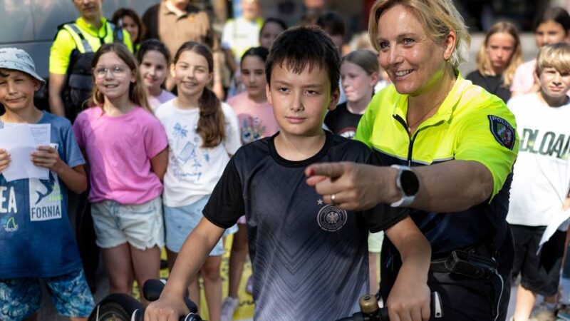 Aktion in Langenfeld: Schulkinder lernen die Gefahren des toten Winkels kennen