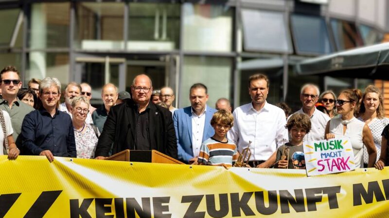 Protestaktion in Leverkuen:  „Ob Demokratie funktioniert, entscheidet sich an der Bushaltestelle“