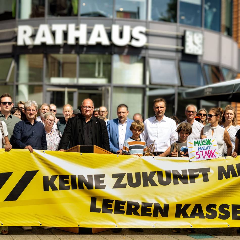 Protestaktion in Leverkuen:  „Ob Demokratie funktioniert, entscheidet sich an der Bushaltestelle“