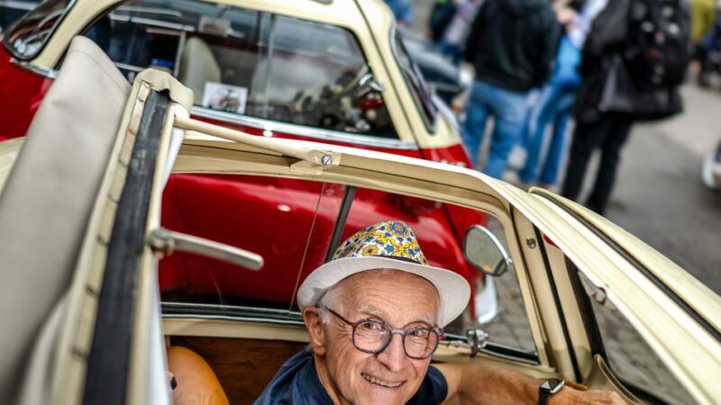 Schlebuscher Schützen- und Volksfest in Leverkusen: Isetta-Fahrer kommt direkt vom Petersdom zur Oldtimer-Schau