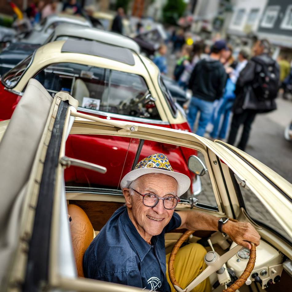 Schlebuscher Schützen- und Volksfest in Leverkusen: Isetta-Fahrer kommt direkt vom Petersdom zur Oldtimer-Schau