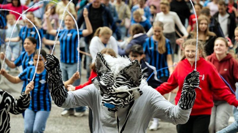 Drei Tage Programm in der Innenstadt: Monheimer Stadtfest ist bunt, fröhlich, nostalgisch – und begeistert Tausende