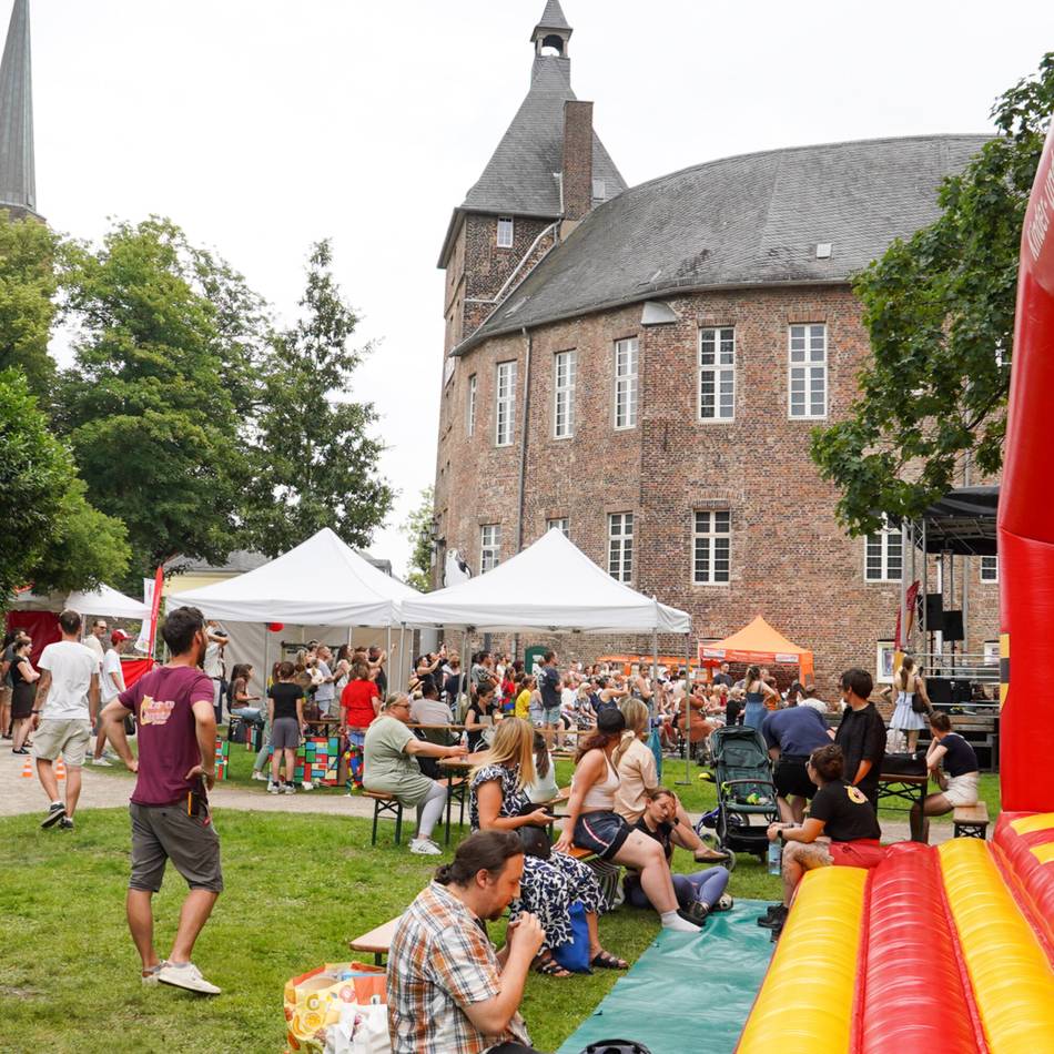 Familientag in Moers: Schlossplatz wird zur großen Bühne für Kinder