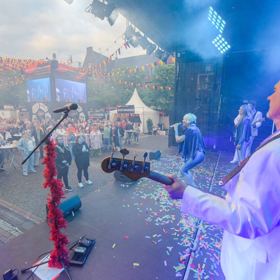 70er-Jahre-Feeling am Niederrhein: „Abba Fever“ heizt den Gocher Fußball-Sommer an