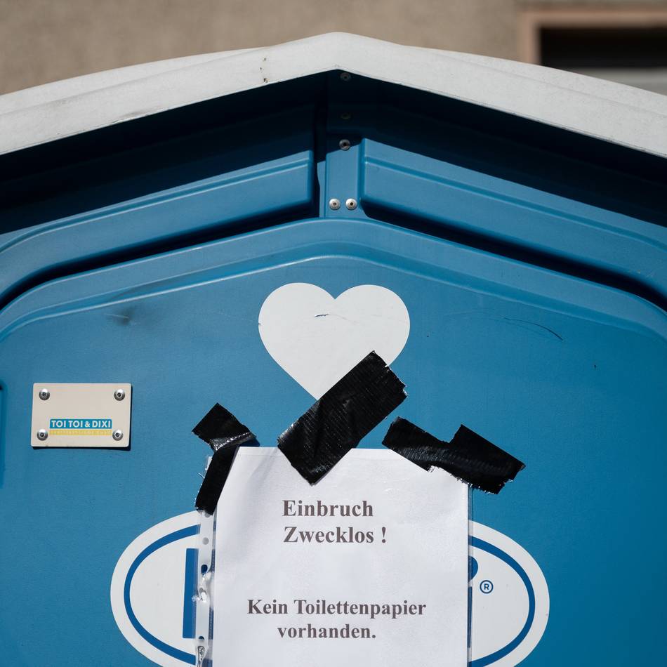 Polizei sucht Zeugen: Dixi-Klo an der Stadthalle in Kleve angezündet