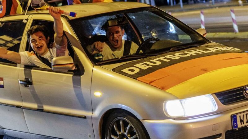 WM-Euphorie im Kreis Mettmann: 200 Autos im Jubel-Corso – zwei stoßen zusammen