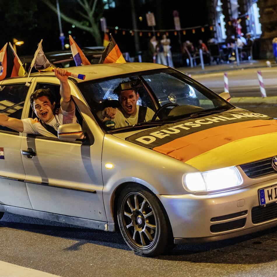 WM-Euphorie im Kreis Mettmann: 200 Autos im Jubel-Corso – zwei stoßen zusammen