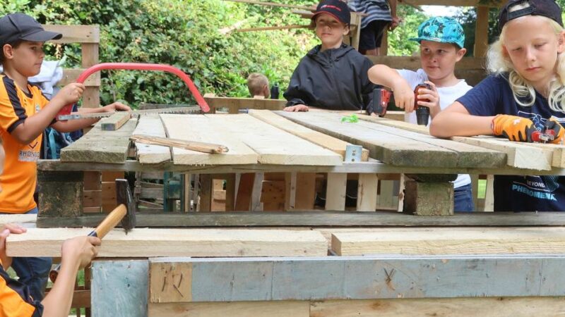 Kreis-Jugendamt über Ferienangebote: Angebote vom Bauspielplatz bis zum Computerbildschirm