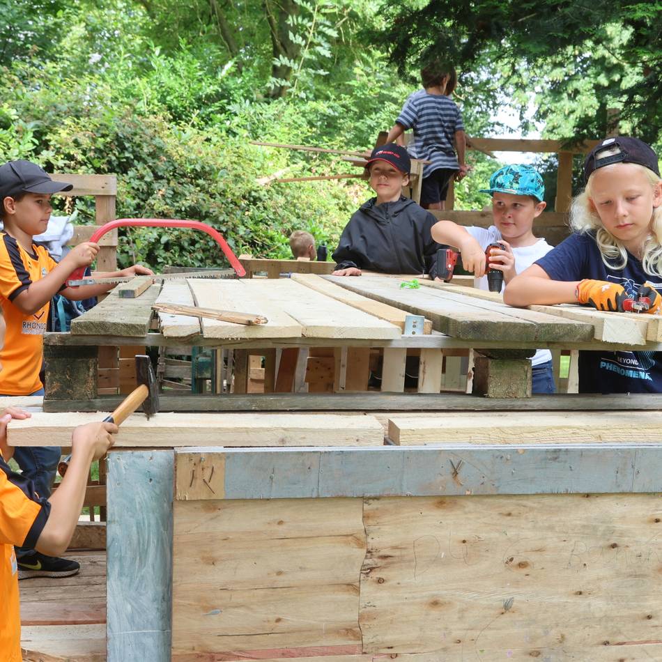 Kreis-Jugendamt über Ferienangebote: Angebote vom Bauspielplatz bis zum Computerbildschirm