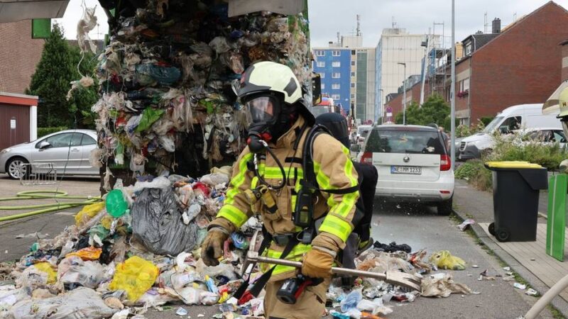 Feuerwehreinsatz in Wevelinghoven: Akku im Müllfahrzeug entzündet Plastikmüll