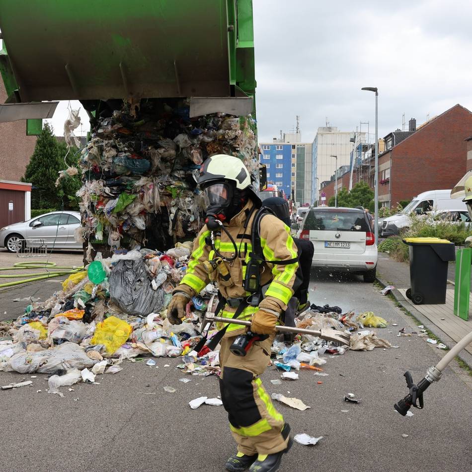 Feuerwehreinsatz in Wevelinghoven: Akku im Müllfahrzeug entzündet Plastikmüll