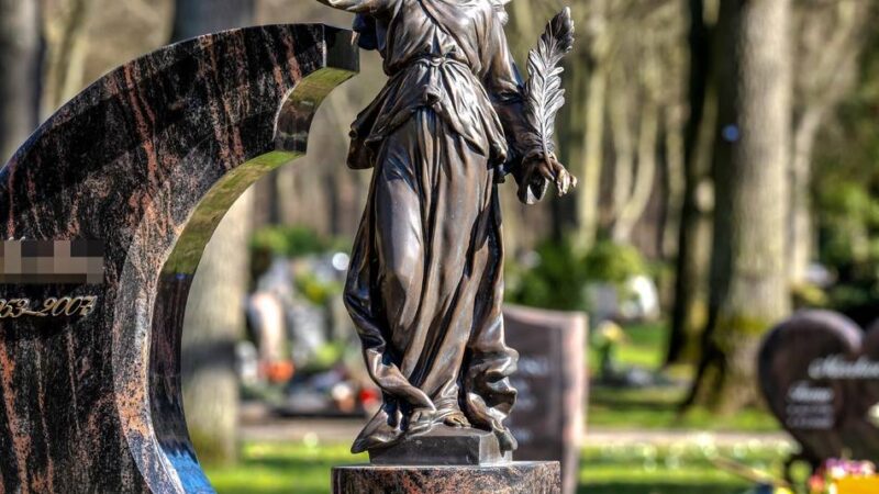 Nach Rohrbruch in Leverkusen: Auf dem Friedhof Reuschenberg sitzen Angehörige auf dem Trockenen
