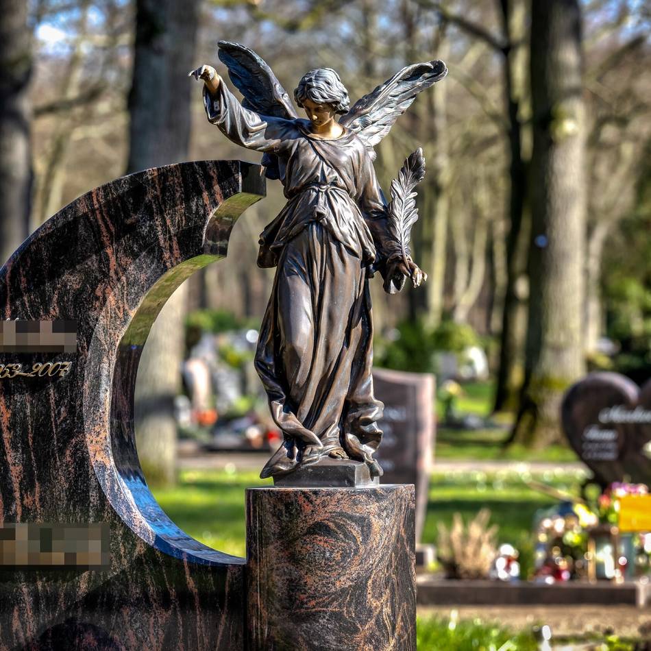 Nach Rohrbruch in Leverkusen: Auf dem Friedhof Reuschenberg sitzen Angehörige auf dem Trockenen