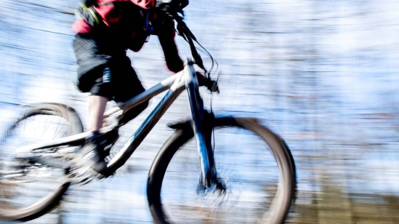 Unfall in Duisburg-Neudorf: Frontalcrash mit Rennrad: Fahrer flüchtet, Auto war gestohlen