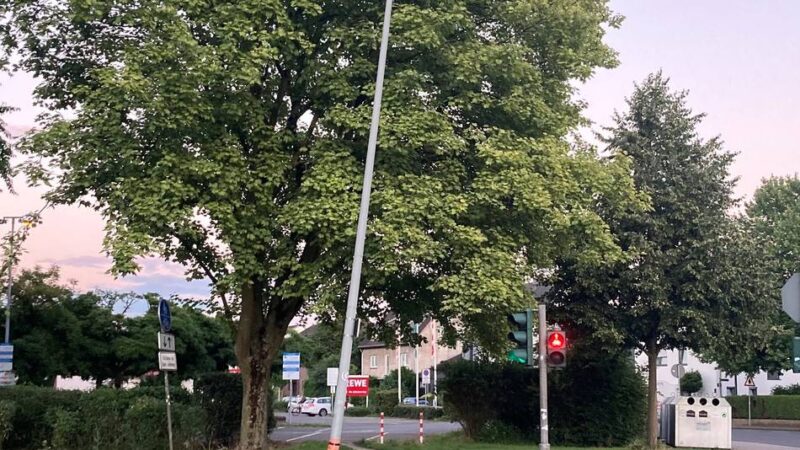 Geknickter Mast in Leverkusen ist standfest: Schiefe Laterne an der Bonner Straße ist ein Versicherungsfall