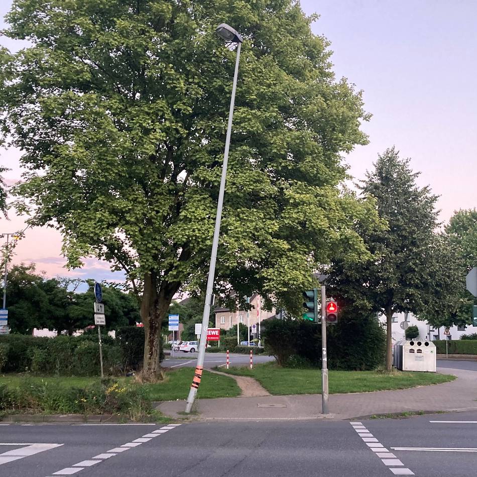 Geknickter Mast in Leverkusen ist standfest: Schiefe Laterne an der Bonner Straße ist ein Versicherungsfall