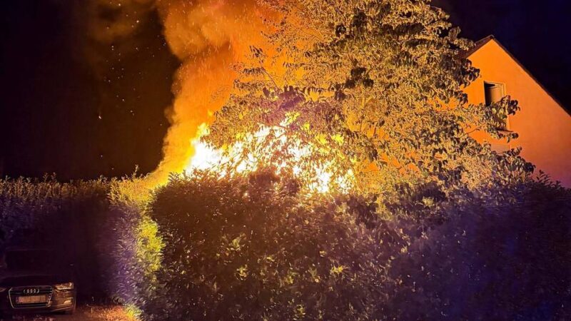 24 Einsätze seit Samstag in Neuss: Feuerwehr löscht brennendes Gartenhaus in Allerheiligen
