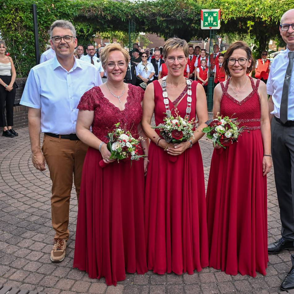Höhepunkt der Sevelener Sommerkirmes: Marita Pittgens erhält die Festkette