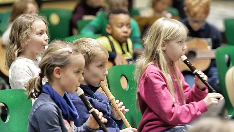 JeKits in Mettmann: Grundschulkinder zeigen ihr Können auf der Bühne