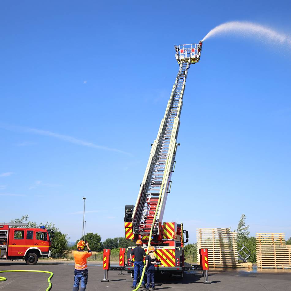 Auf dem Aperam-Gelände in Gruiten: Jugendfeuerwehr trotzt Hitze bei Großübung
