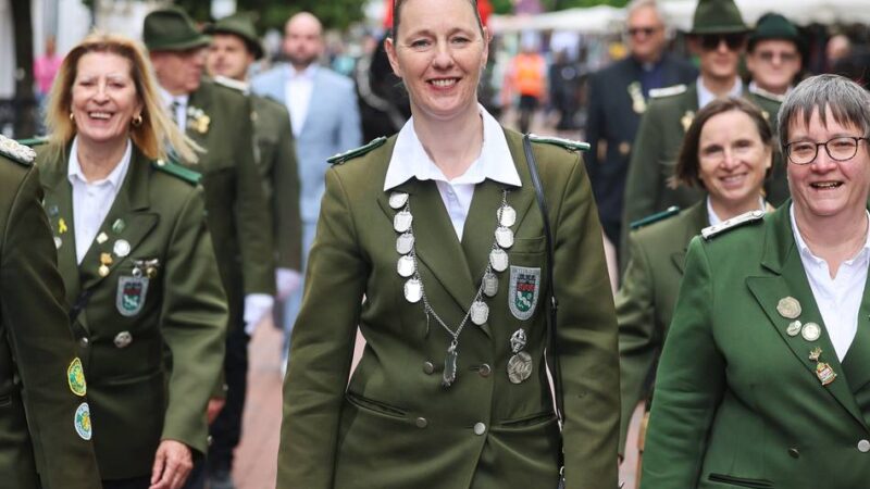 Schützenfest in Hilden: Trotz Regen – mehr Besucher dank Open-Air-Konzept und Public Viewing