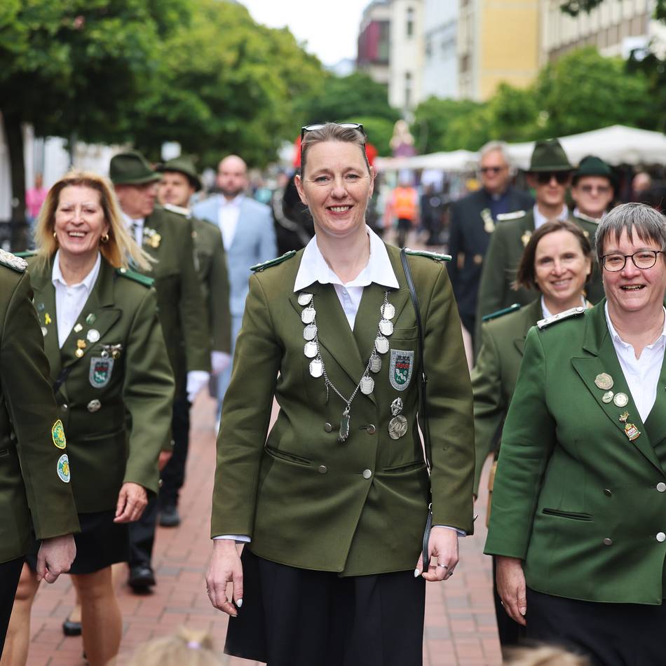 Schützenfest in Hilden: Trotz Regen – mehr Besucher dank Open-Air-Konzept und Public Viewing