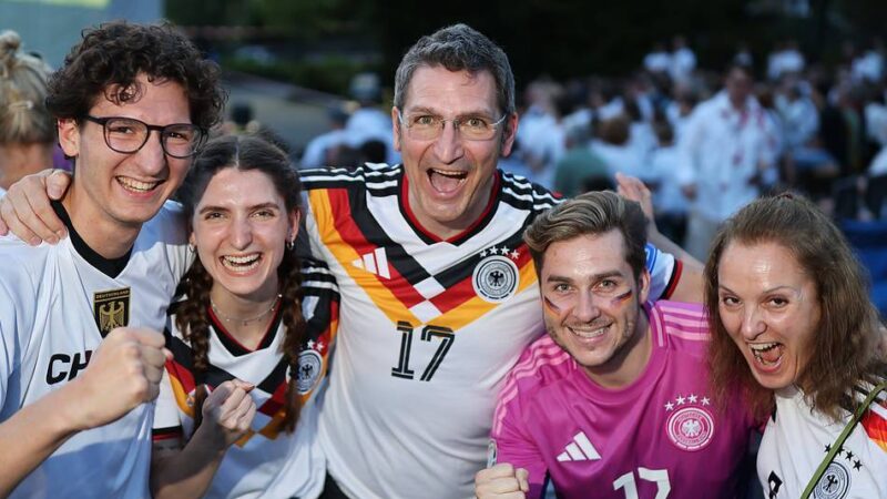 Public Viewing in Metzkausen: Zusammen jubelt niemand allein