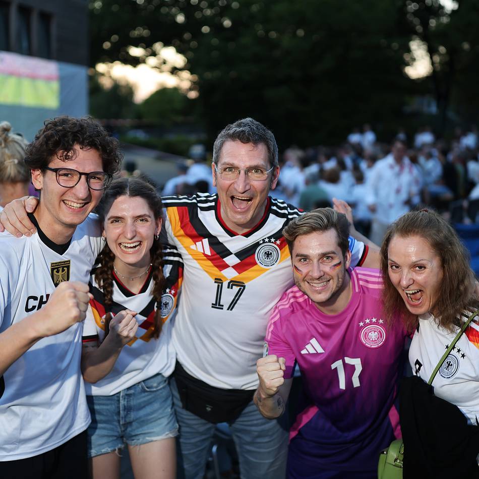 Public Viewing in Metzkausen: Zusammen jubelt niemand allein