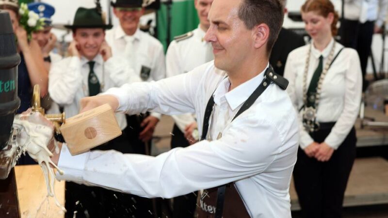 Das Schützenfest in Mettmann ist eröffnet: Spritzige Premiere beim Fass-Anstich