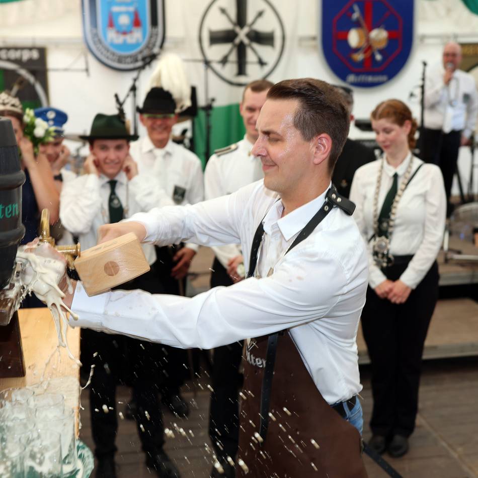 Das Schützenfest in Mettmann ist eröffnet: Spritzige Premiere beim Fass-Anstich