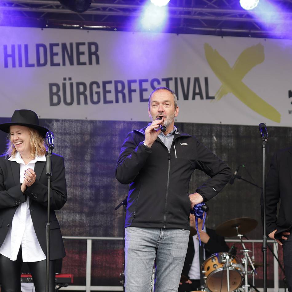 Stadtwette in Hilden: 500 Menschen sollen zwei Logos auf den Platz bringen
